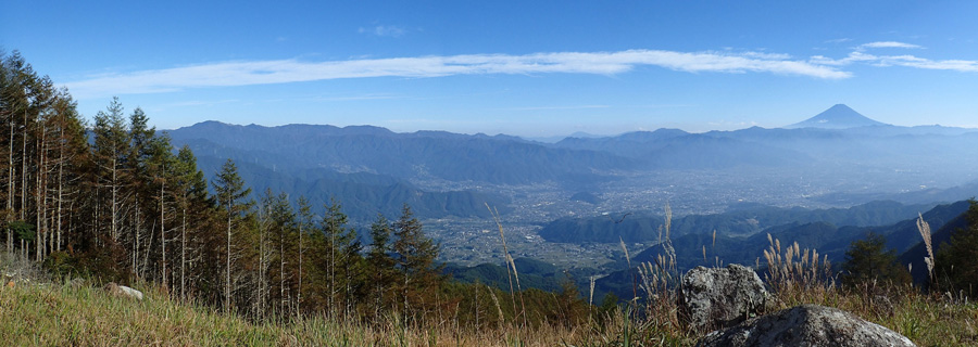 小楢山、距離：46.5km<br/>御坂山塊の上にシルエットとなったそびえる富士山