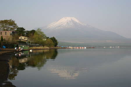 山中湖、距離：15.5km<br />湖面に影を落とす富士山