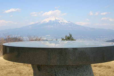 浜石岳、距離：32km<br />山頂の方位盤に映った富士山