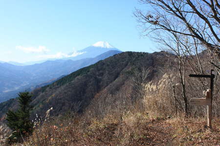 菜畑山、距離：31km<br/>道志の山々の先に富士山