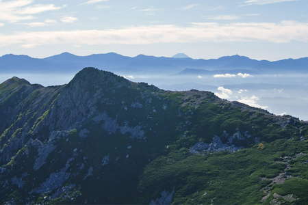 木曽駒ヶ岳、距離：95km<br />伊那前岳、南アルプスの稜線の上に富士山