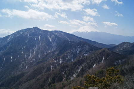 本社ヶ丸、距離：24km<br/>雪を被った三つ峠の先に富士山