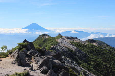 鳳凰山、距離：53km<br />観音岳へ向かう稜線から眺める富士山