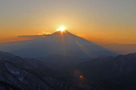 塔ノ岳、距離：40km、<br />山頂からは年に2回ダイヤモンド富士が見えます。