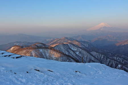 塔ノ岳、距離：40km、<br />朝焼けに染まる富士山