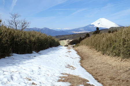 箱根外輪山、距離：26km、<br />芦ノ湖をめぐる外輪山の縦走路からの富士山