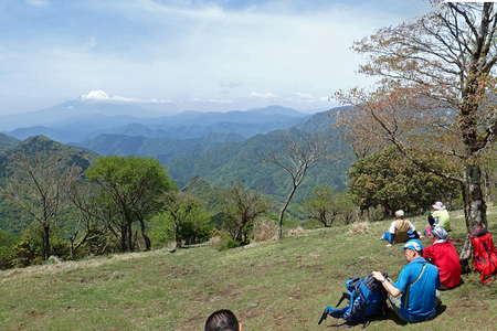 鍋割山、距離：38km、<br />ハイカーで賑わう山頂からの富士山