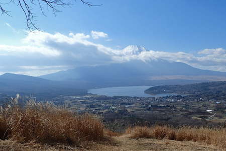高指山、距離：18.4km<br />勾玉型の山中湖を挟んでそびえる富士山