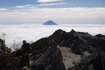 2016.10.10 鳳凰山、距離：53km、写真提供：S.Mさん<br />縦走観音岳から薬師岳へ向かう途中の稜線