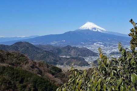 2017.02.21 奥沼津アルプス、距離：37km<br />岩っぽい稜線を越えると大きな富士山