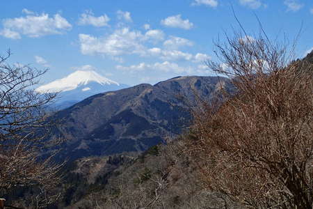 大山・富士見台、距離：46km<br />三の塔の上に富士山