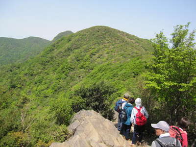 万二郎岳下の岩場より万三郎岳