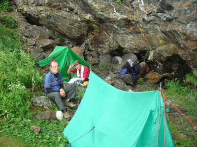 大岩下の岩小屋で幕営
