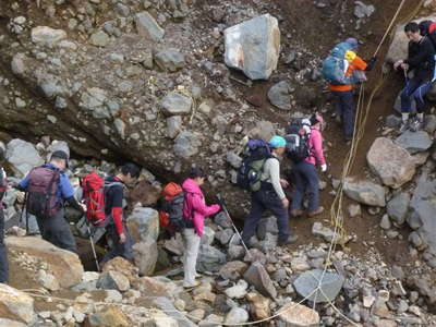 崩れた登山道　慎重に