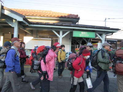 早川駅を出発