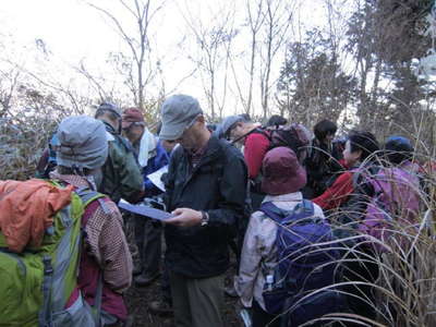 星ヶ山林道終点で地図を読む