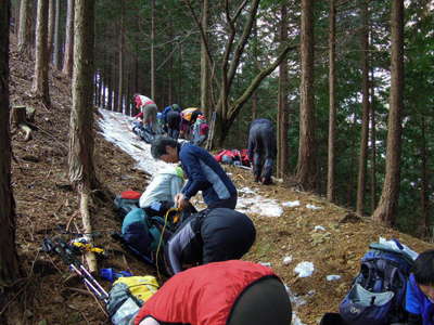 標高700mでアイゼン装着