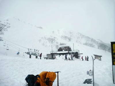 天神平駅でワカンを着けて出発