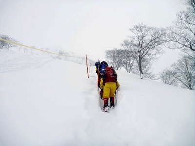 スキー場の脇を登る