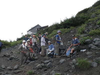 宝永登山道で小休止