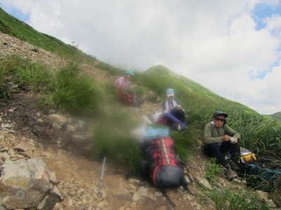 登山道に出て昼食