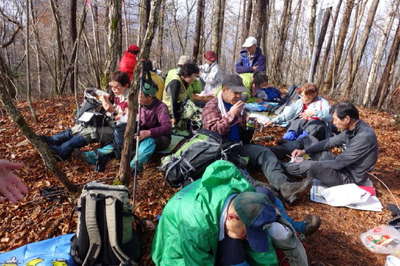 大峰山頂で寛ぐ