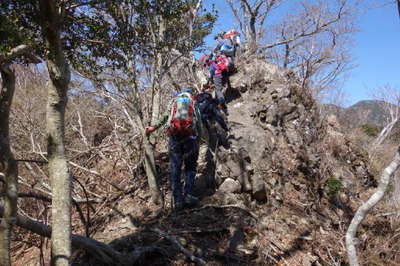 観音山の岩峰を越える