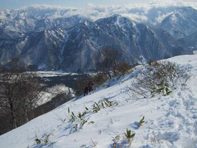 棒立山の急坂を登る