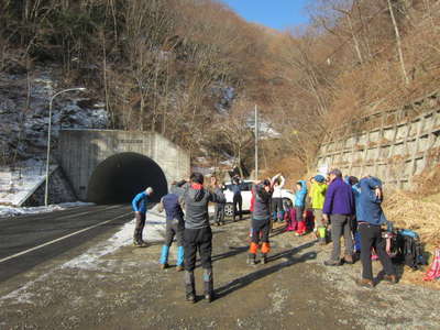 道坂トンネル前でストレッチ