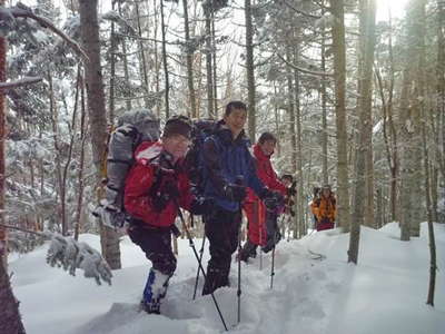 新雪を踏みしめ下山 