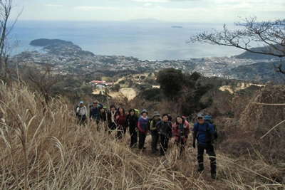 南郷山直下からは真鶴半島や大島も 