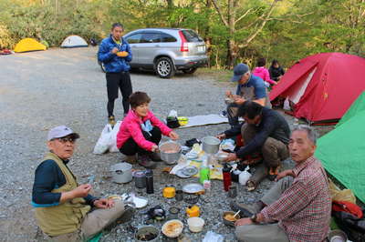 湯ノ沢峠で楽しい夕食 