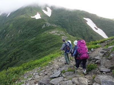 草履山から行く手の岩稜