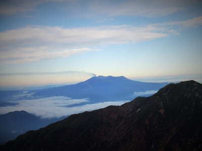 御嶽山に噴煙が