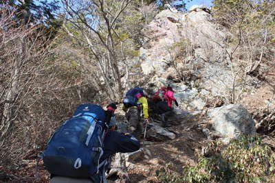 小持山への岩っぽい稜線