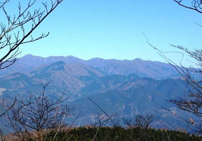 鷹落場から丹沢山塊を望む 