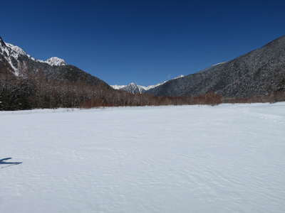 梓川はまっ平らな雪原になっている 