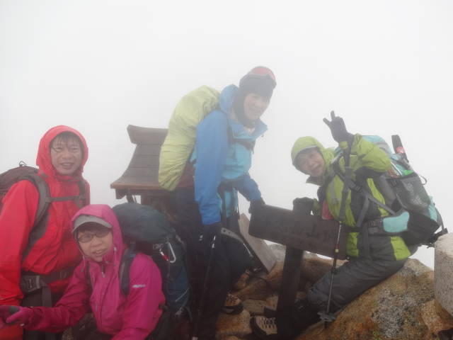 ガスの中の常念岳山頂