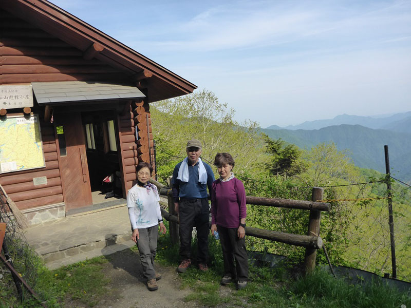 酉谷避難小屋に到着