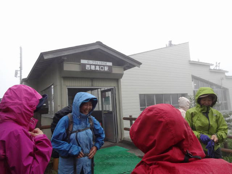 ロープウエイを下りて　雨具着用