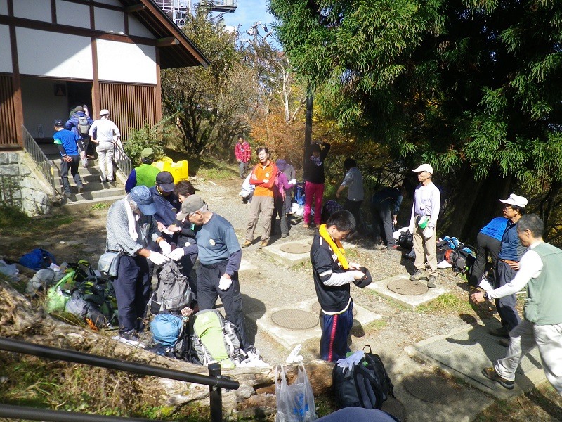 大山山頂でのトイレ休憩 