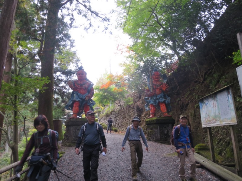 仁王様に見送られて下山 