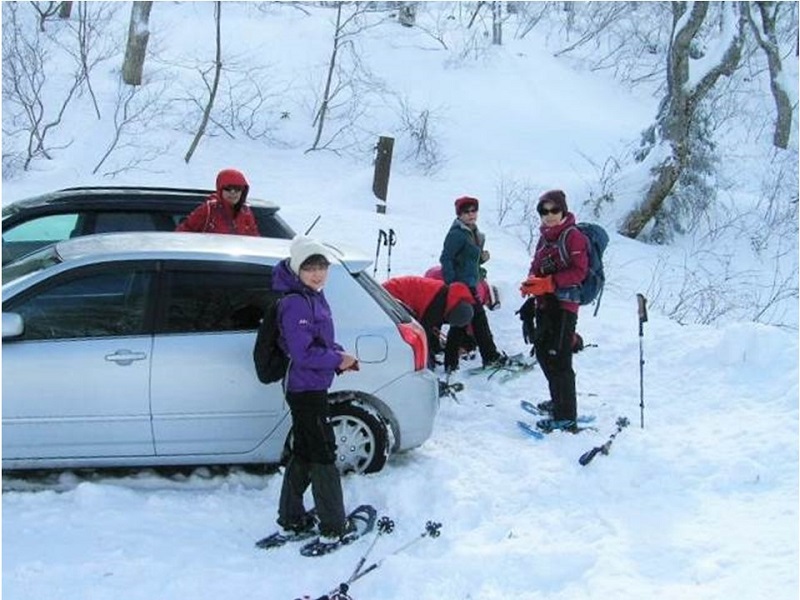 袴岳登山口近くに車を止めて身支度