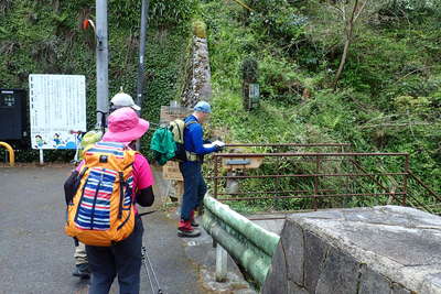 寸庭橋から道を右に