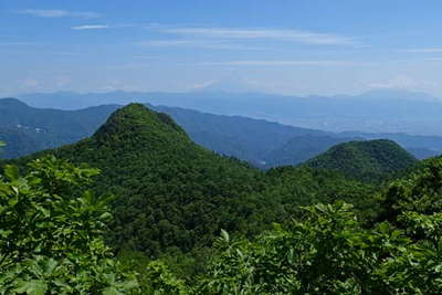 岩場の上から黒富士と富士山