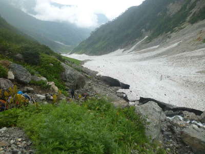 小さく見える登山者 