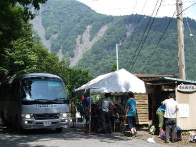 夏季臨時駐車場からバスに乗換