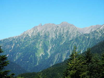 遠く　槍ヶ岳、中岳、南岳 