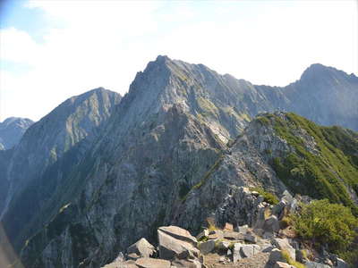 これから登る間ノ岳、その奥に奥穂高