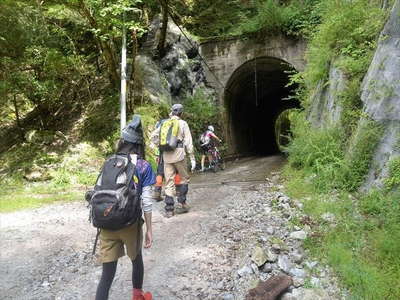 トンネルを通って 